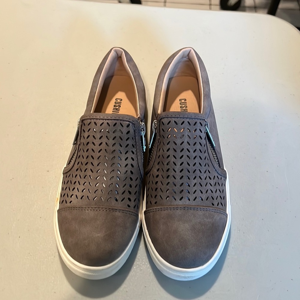 Cushionaire sneakers SZ 6 new never worn.
